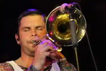 17_15.preview.JPG (30384 bytes)