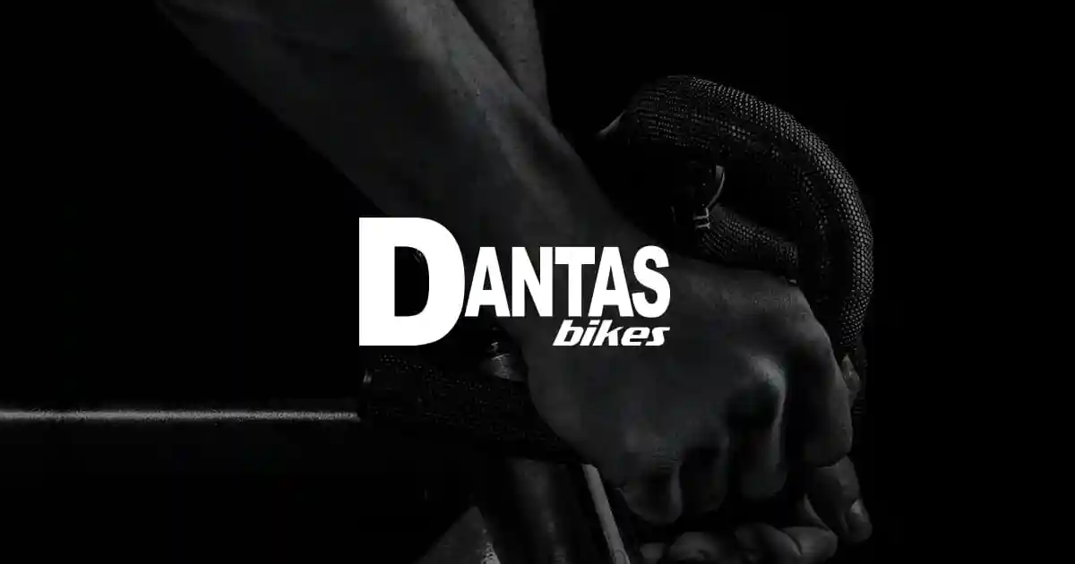 Banner contendo a logo do Dantas Bikes em um fundo escuro