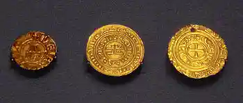 Photograph of three crusader coins from the British Museum. Left: A Denier in European style with Holy Sepulchre (1162–75). Centre: a Kufic gold bezant (1140–80). Right: gold bezant with Christian symbol (1250s)