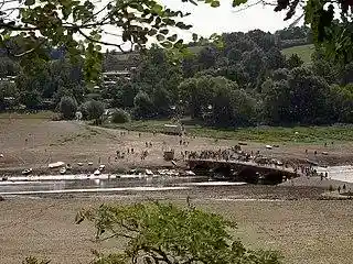 Edersee dry, bridge Asel in sommer 2003.jpg