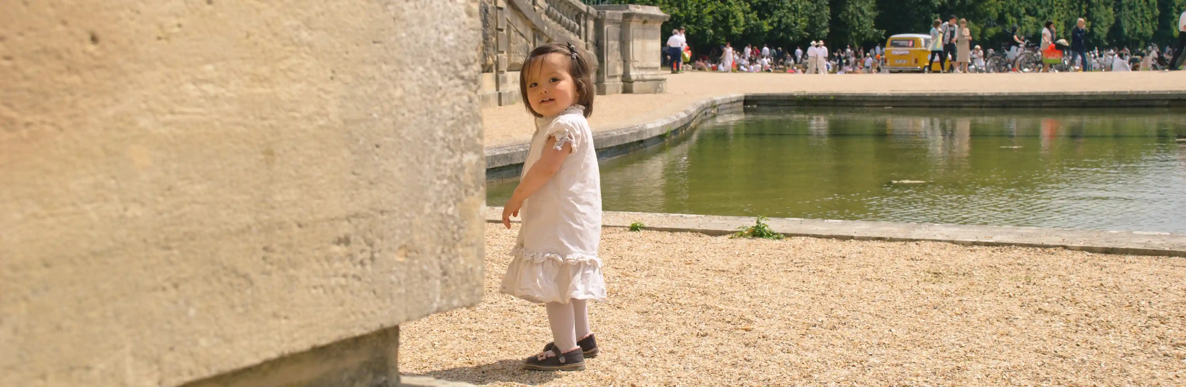 A child playing cache-cache. CC BY 2.0, created by Jérôme Decq https://www.flickr.com/photos/lesphotosdejerome/5958094770