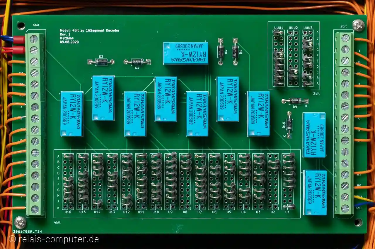 Anzeigedekoder um eine 16 Segment LED Anzeige dezimal und hexadezimal anzusteuern (Werte 0 - F)