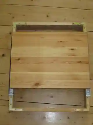 Grundrahmen mit montiertem Tisch auf Y-Achsen-Schienen