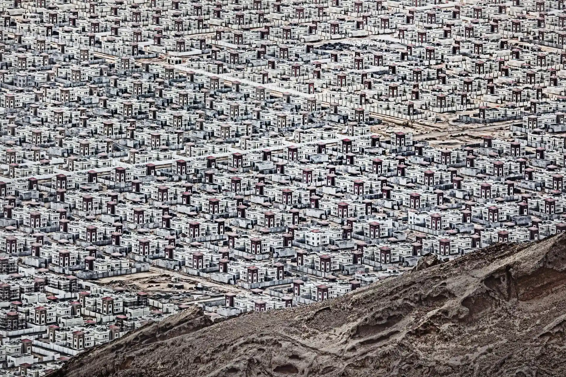 Figure 2 Al Ain City, a housing development in Mbazz​arah Al Khadra, Al Ain, Abu Dhabi, UAE Photo by And​rzej Boc​henski. Lodz, Poland.
