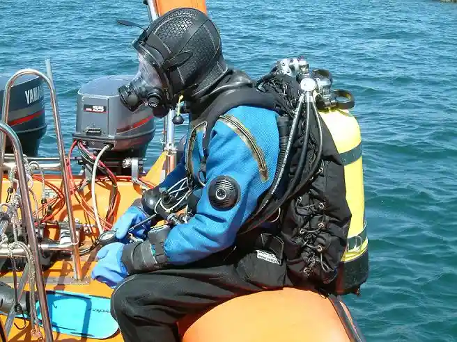File:Diving - scubadiver.JPG