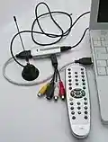 DVB-T-Stick mit Antenne, über ein kurzes USB-Verlängerungskabel betrieben