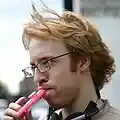 Das Kazoo ist eine Ansingtrommel.