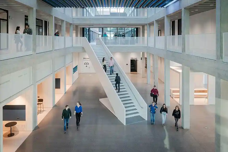 Students walking through the entrance hall of the newly finished building for the TUM Department of Electrical and Computer Engineering on the Garching campus (Image: Andreas Heddergott / TUM).